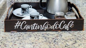 A coffee maker on a tray with a hashtag sign, a mug, and a spoon. - Pousada Caiçara Flats (Cabo Frio)