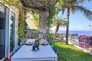 Outdoor dining - Villa Jasmin by Atlantic Holiday (Caniço)