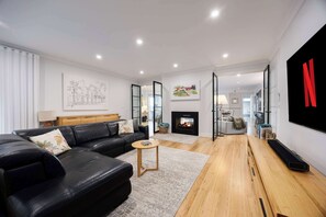 House | 5 bedrooms, Internet - Baymere Pool Spa City Views (Melbourne)