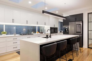 House | 5 bedrooms, Internet - Baymere Pool Spa City Views (Melbourne)