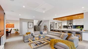 4 عدّة غرف نوم وخدمة الإنترنت