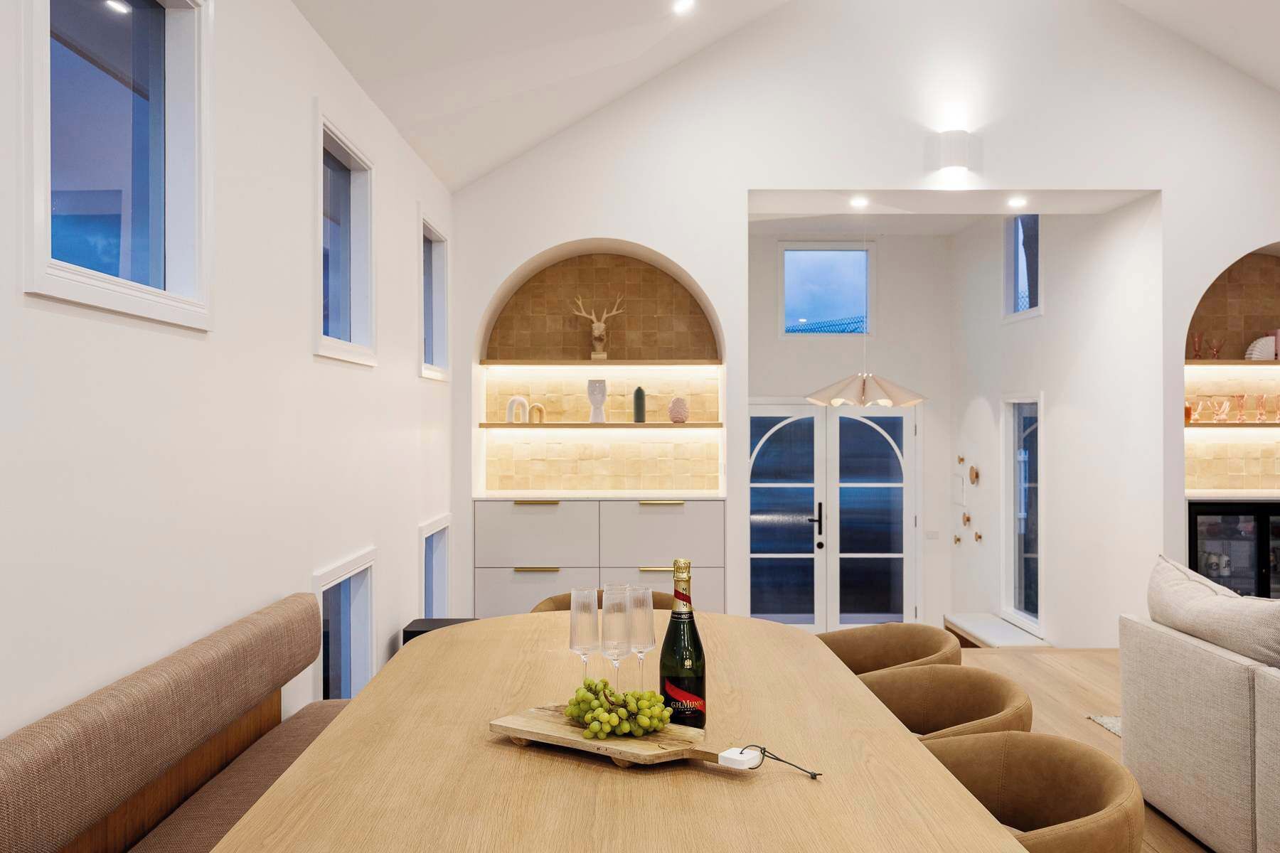 4 عدّة غرف نوم وخدمة الإنترنت