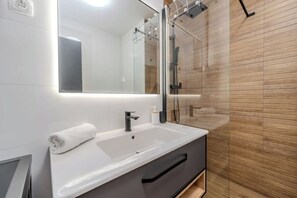 Douche, sèche-cheveux, serviettes fournies, savon