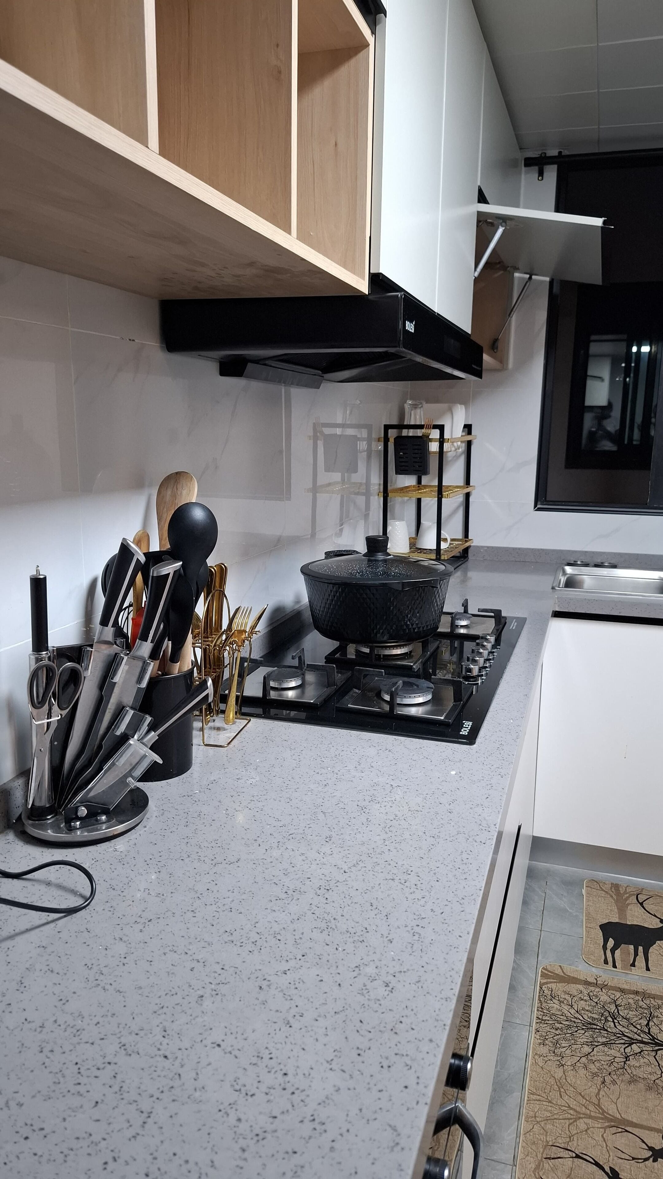 Refrigerador, microondas, utensilios de cocina