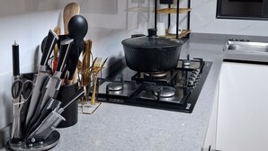 デラックス アパートメント シティビュー | 専用キッチン | 冷蔵庫、電子レンジ、調理器具と食器