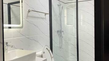 Apartamento familiar, vistas a la ciudad | Baño | Ducha, zapatillas, toallas y jabón