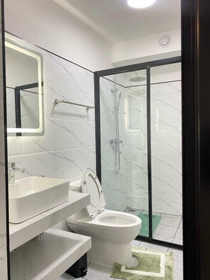 Családi apartman, kilátással a városra | Fürdőszoba | Zuhanyzó, papucsok, törölközők és szappan
