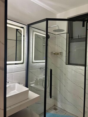 家庭公寓, 城市景觀 | 浴室 | 淋浴設備、拖鞋、毛巾、肥皂