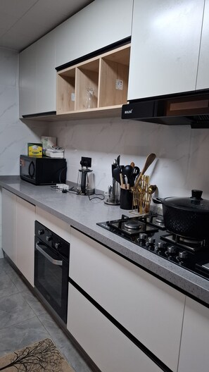 豪華公寓, 城市景觀 | 私人廚房 | 電冰箱、微波爐、鍋具/餐盤/廚房用品