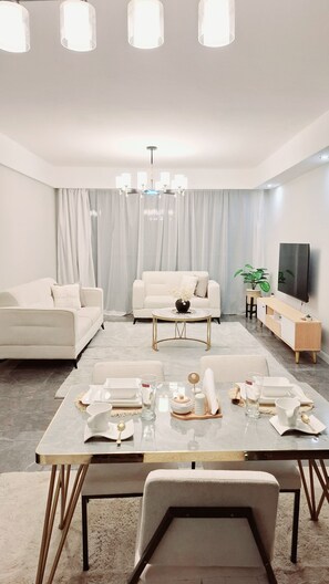 豪華公寓, 城市景觀 | 起居區 | 32-吋智慧型電視，提供數位頻道