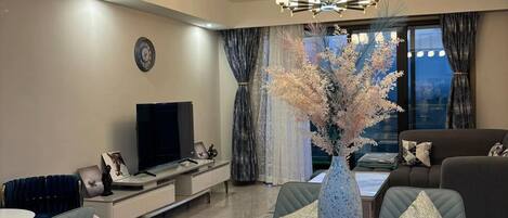 Familienapartment, Stadtblick | Wohnbereich | 32-Zoll-Smart-TV mit Digitalempfang