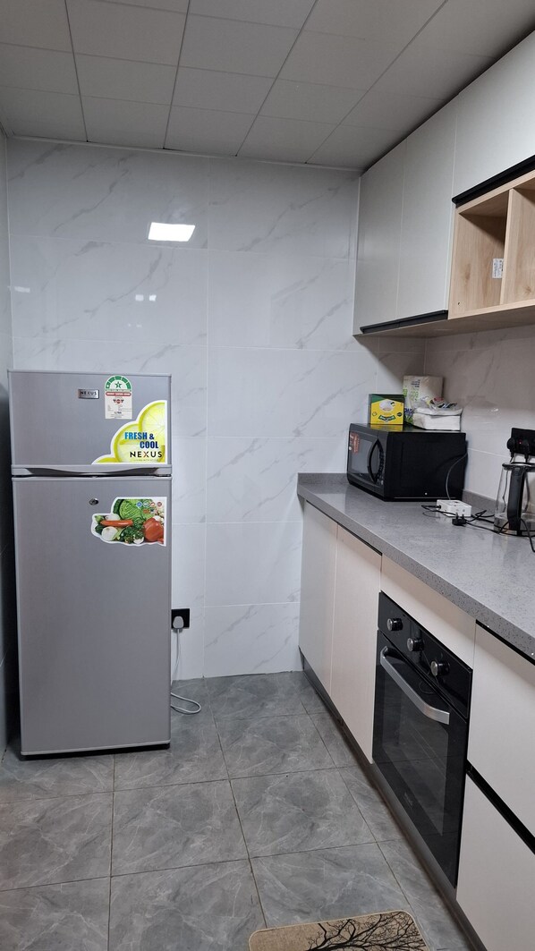 電冰箱、微波爐、鍋具/餐盤/廚房用品