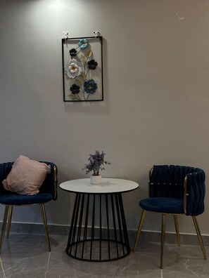 家庭公寓, 城市景觀 | 起居區 | 32-吋智慧型電視，提供數位頻道