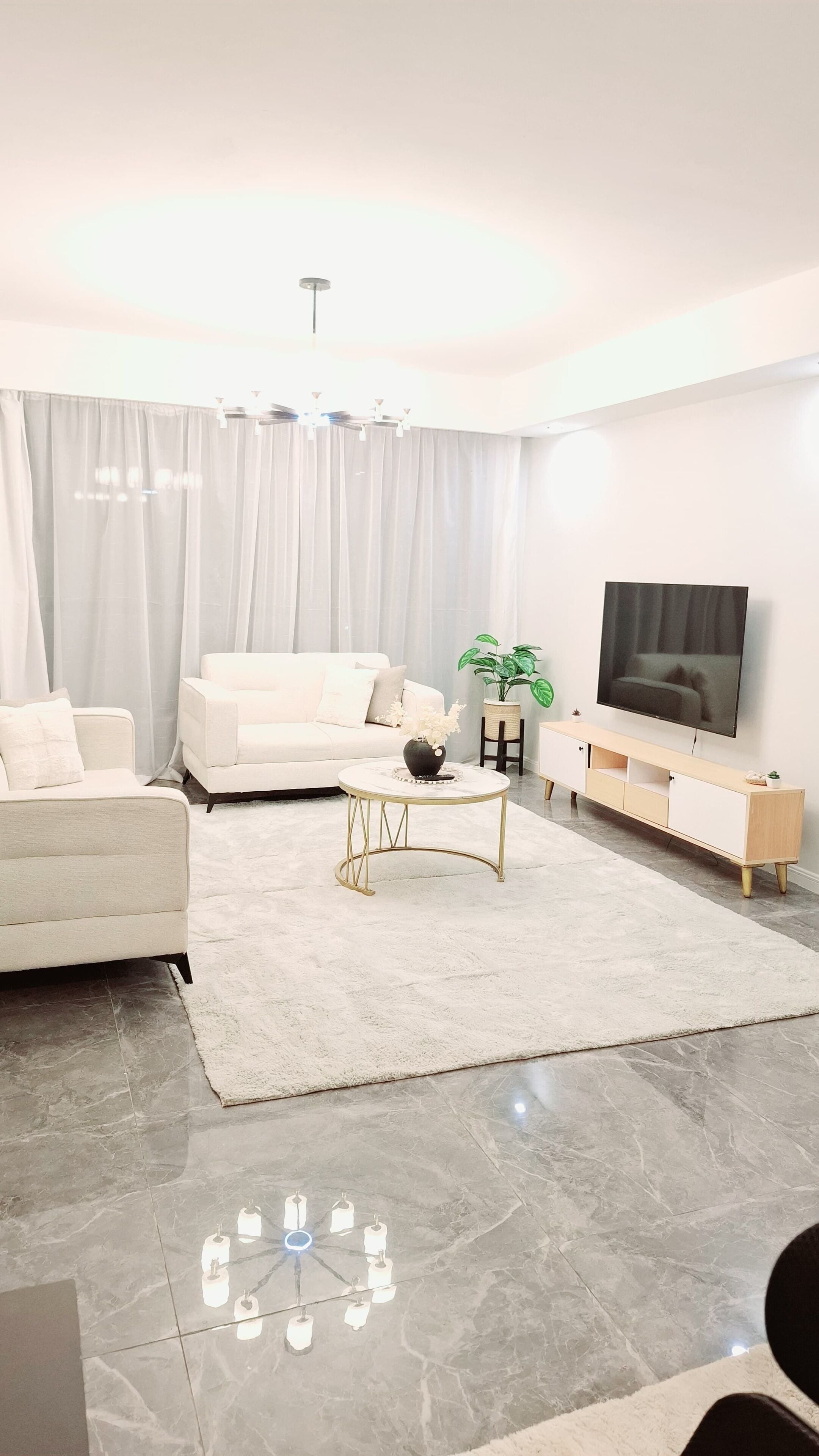 디럭스 아파트, 시내 전망 | 거실 공간 | 디지털 채널 시청이 가능한 32인치 스마트 TV