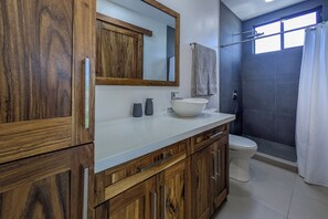 Doccia, asciugacapelli, asciugamani, sapone