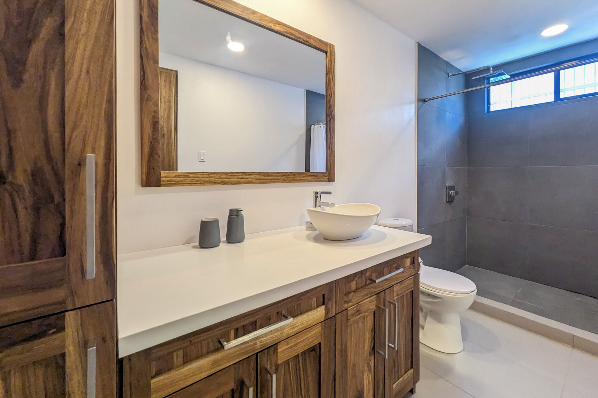 Chuveiro, secador de cabelo, toalhas de banho, sabonete