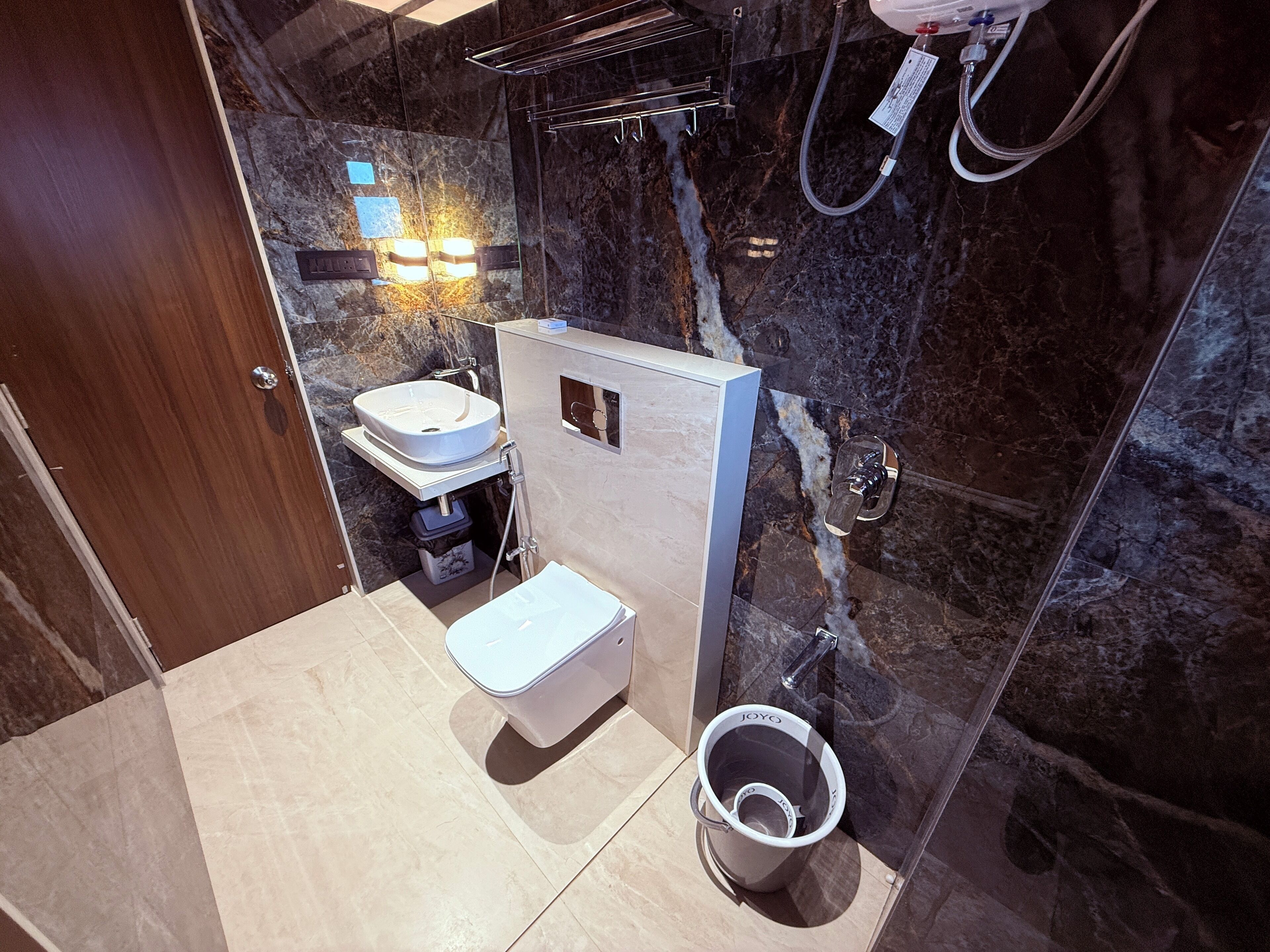 Ein kleines Badezimmer mit Toilette, Waschbecken und Dusche.
