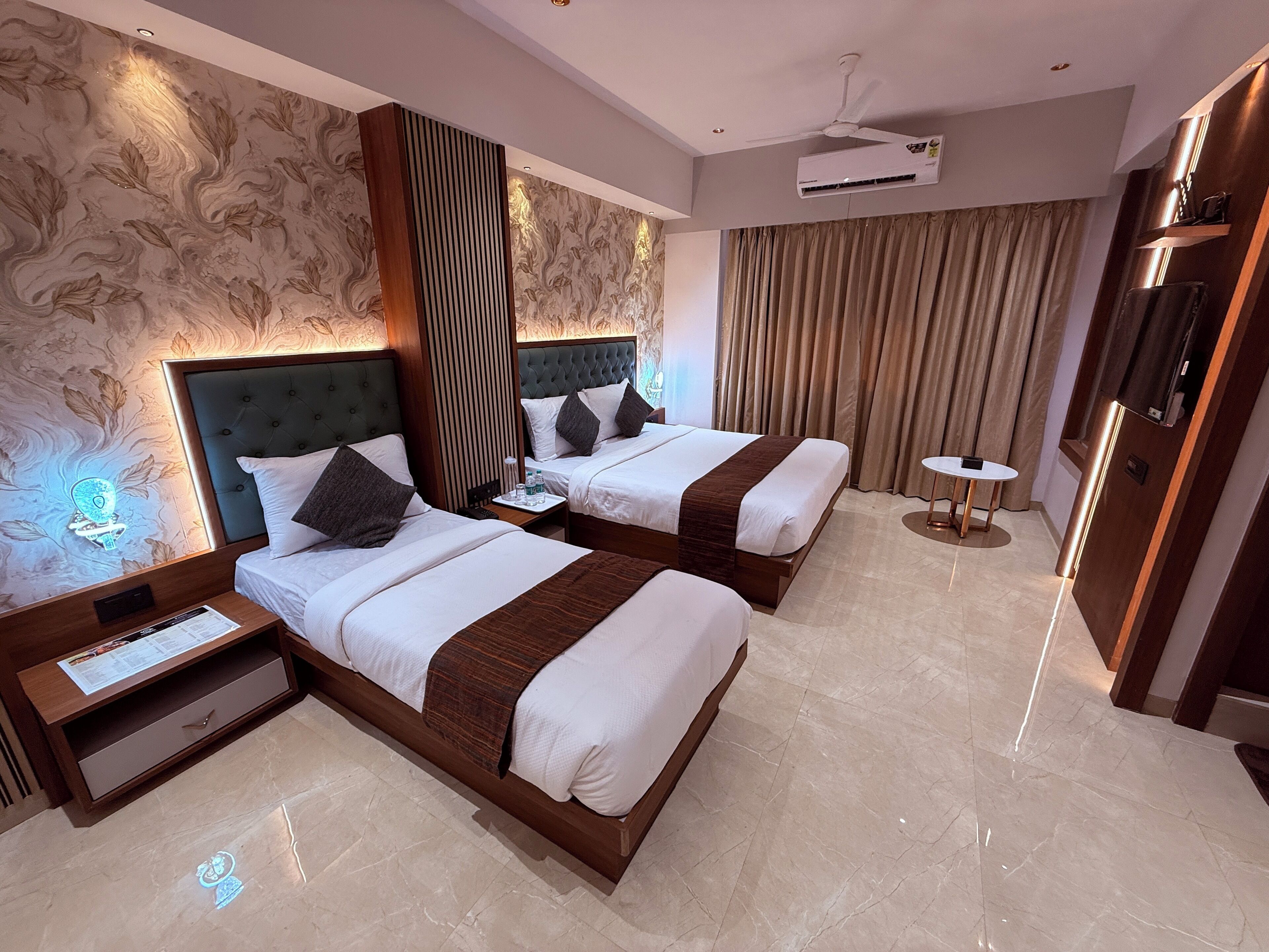 Escritorio, espacio para trabajar con laptop y wifi gratis 