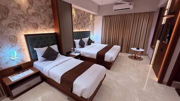 Escritorio, espacio para trabajar con laptop y wifi gratis