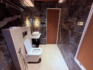 Separat badekar og dusj, regndusjhode, håndklær og såpe