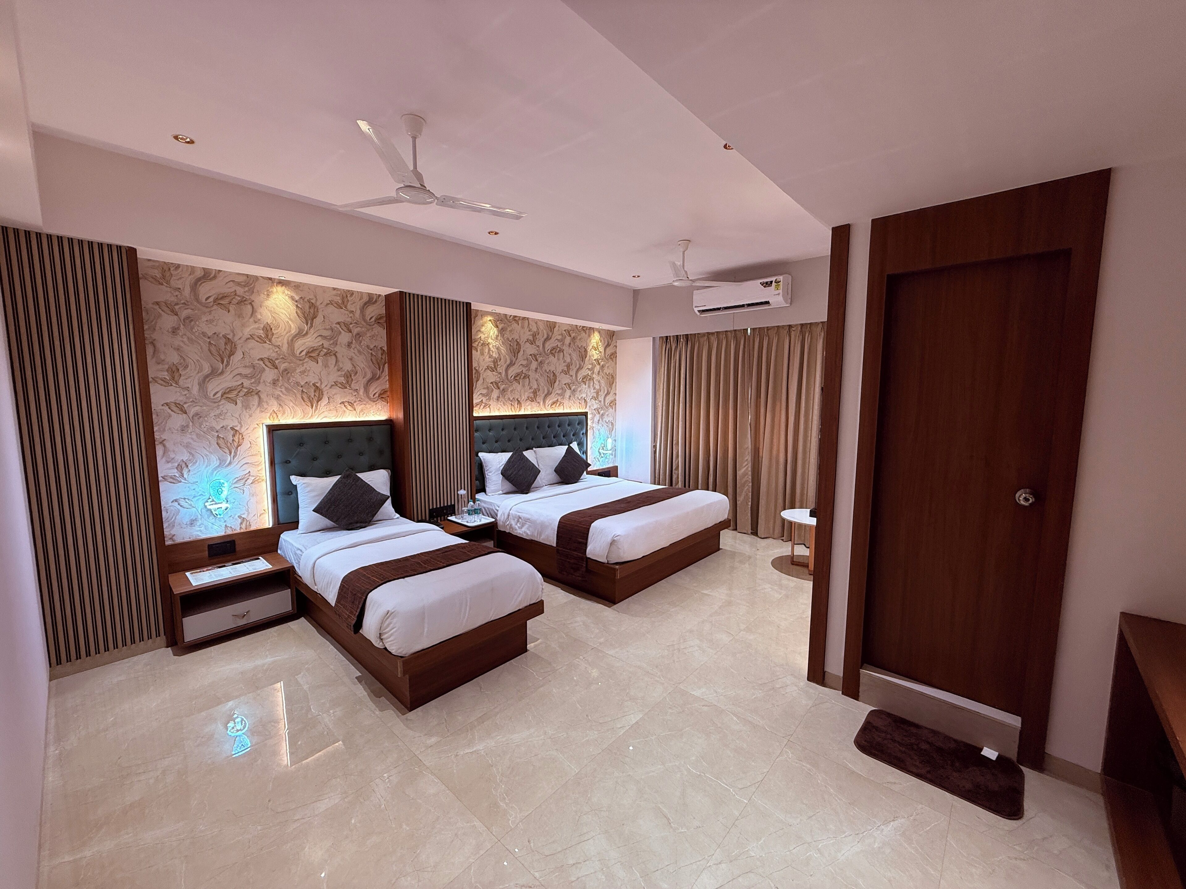 Desk, laptop workspace, free WiFi