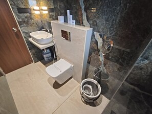 ฝักบัว, ผ้าเช็ดตัว, สบู่, ยาสระผม