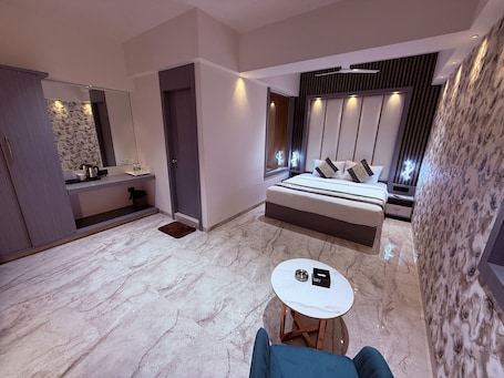 Luxury Room | Desk, laptop workspace, free WiFi