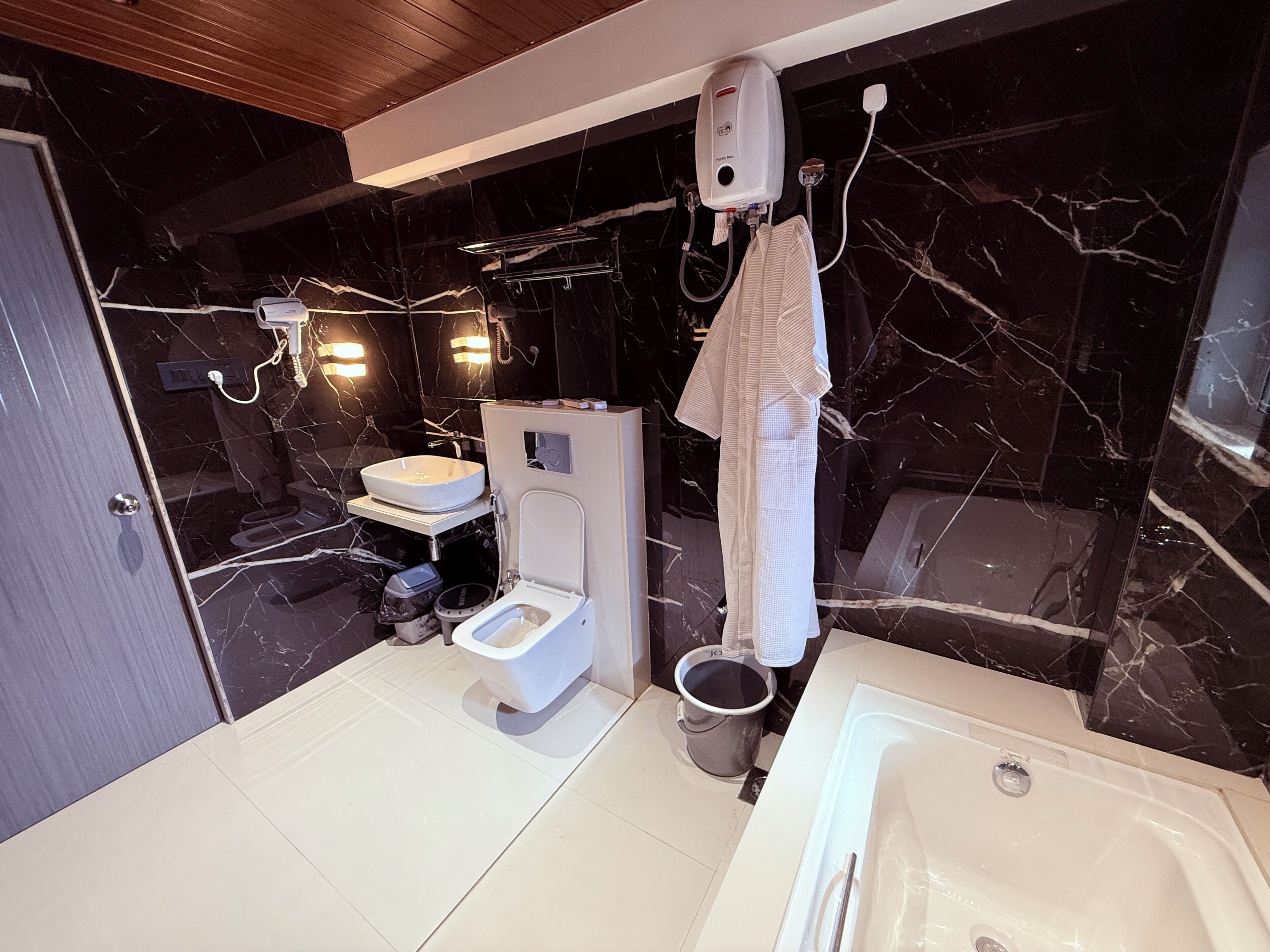 Un baño moderno con inodoro, bidé y bañera.