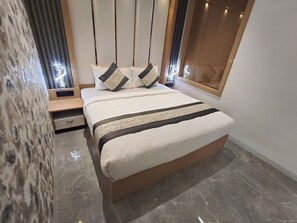 ห้องดีลักซ์ | โต๊ะทำงาน, พื้นที่ทำงานแบบใช้แล็ปท็อป, Wi-Fi ฟรี