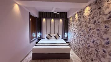 Luxury Room | Desk, laptop workspace, free WiFi