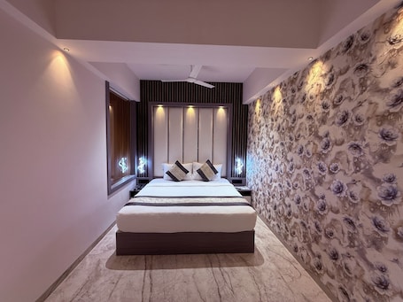 Luxury Room | Desk, laptop workspace, free WiFi