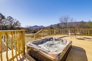 Front of property - Glamping W/mountain Views! Newport Yurt Retreat! (Newport)