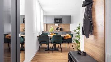 40-inch Smart TV with satellite channels, heated floors