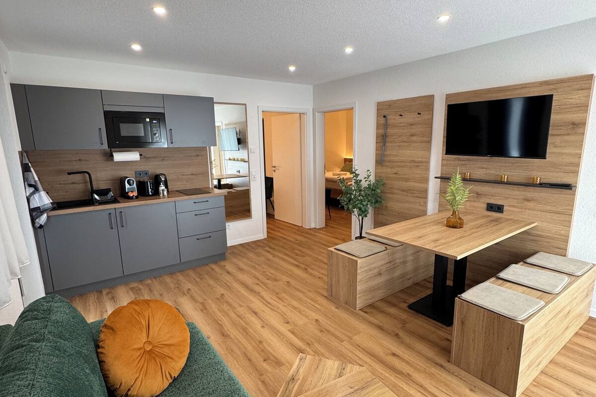 Apartment, 2 Bedrooms, Balcony | Ruang tamu | 40 inci sebuah televisyen pintar dengan satelit, lantai dipanaskan