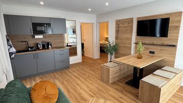 Leilighet, 2 soverom, balkong | Oppholdsområde | En 40-tommers smart-TV med Parabol-TV samt oppvarmet gulv