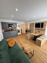 Apartamento, 2 habitaciones, balcón | Zona de estar | Smart TV de 40 pulgadas con canales por satélite, suelo radiante