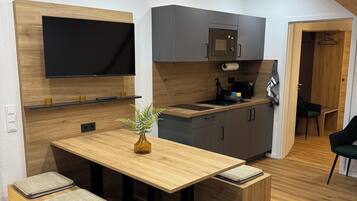 Apartment 18, 3 Schlafzimmer, Balkon | Eigene Küche | Großer Kühlschrank, Mikrowelle, Espressomaschine, Wasserkocher