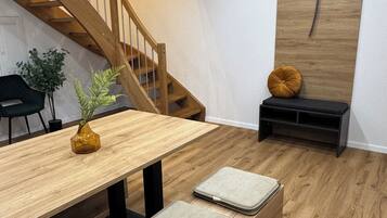 Apartment 18, 3 Schlafzimmer, Balkon | Essbereich im Zimmer