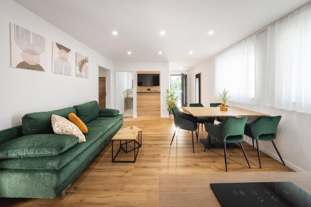 40-inch Smart TV with satellite channels, heated floors