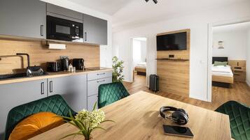 Geladeira grande, micro-ondas, máquina de café expresso