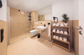 Shower, hair dryer, towels, soap - Be Grand Apartments Rust (Rust)