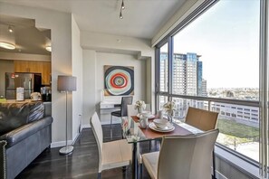 Dining - Spacious 2BR | Full Kitchen | Laundry | Pool | Gym (San Jose)