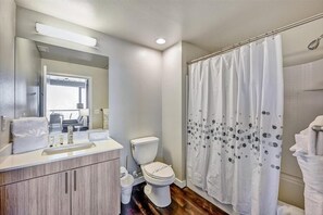 Shower, hair dryer, towels - Spacious 2BR | Full Kitchen | Laundry | Pool | Gym (San Jose)