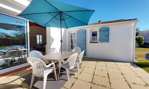 Outdoor dining - Villa Terre et Mer With Private Pool (L'Aiguillon-sur-Vie)