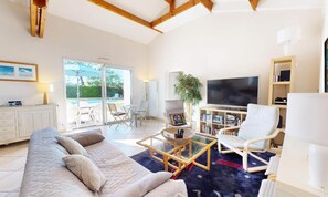 Living area - Villa Terre et Mer With Private Pool (L'Aiguillon-sur-Vie)