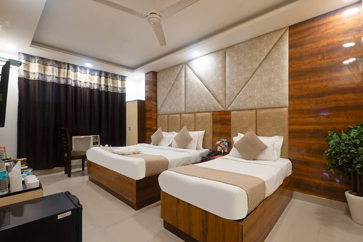 Deluxe Double Room, City View | Living area