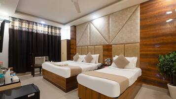 Deluxe Double Room, City View | Living area