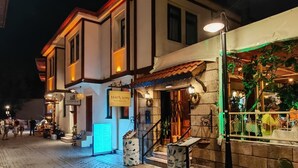 A street with a building featuring a sign that reads "Arafel 30u". - Hotel Zurich Oldtown (Antalya)