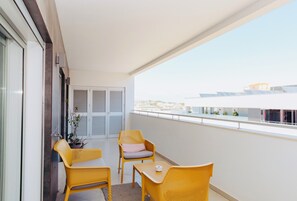 Terrace/patio - Modern vacation home with a pool and a sunny balcony in Lagos (Lagos)
