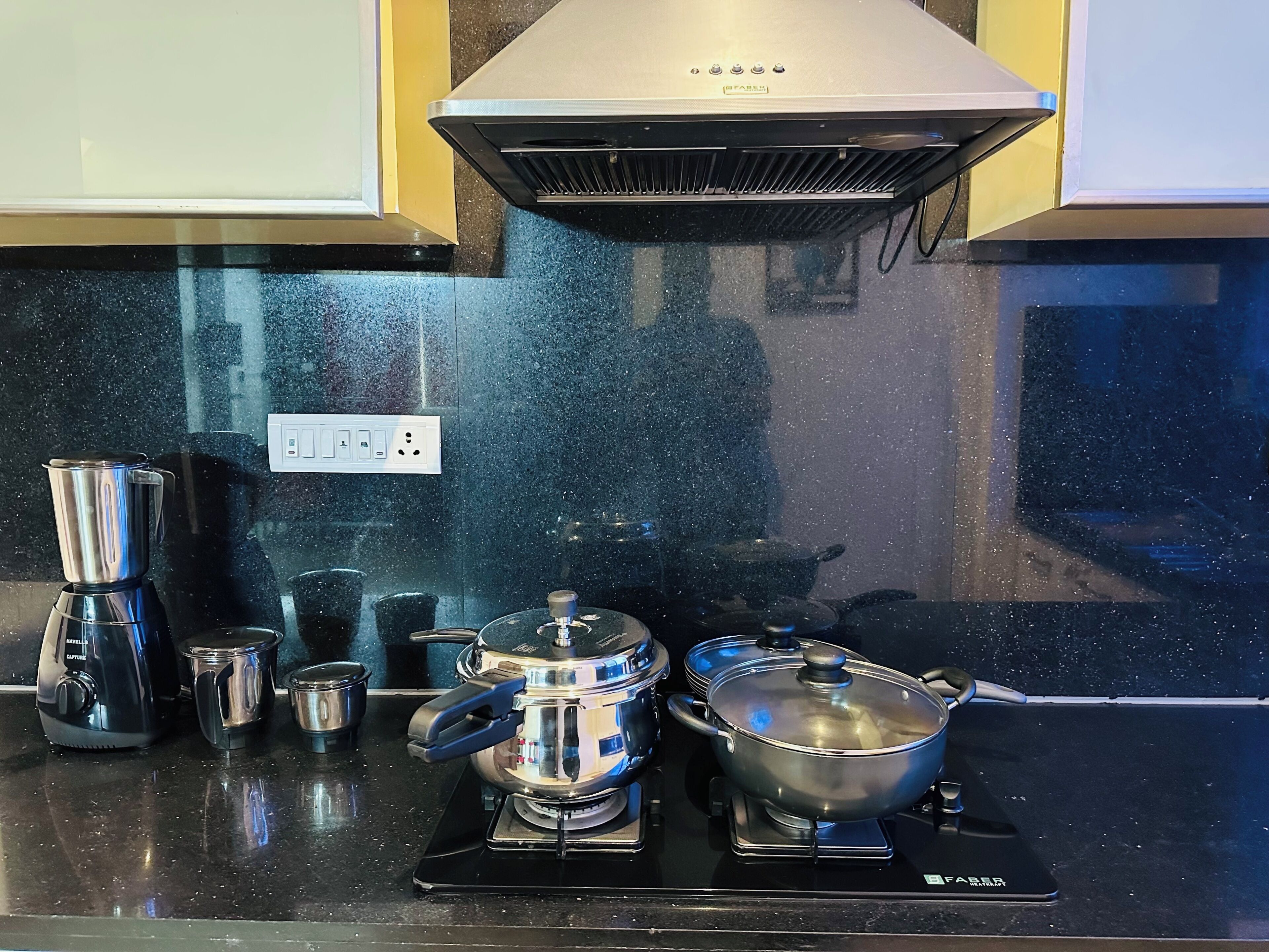 Refrigerador, microondas, parrilla de estufa y cafetera y tetera 